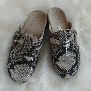 Vionic Calgary slip on faux snake skin size 7 Euc!